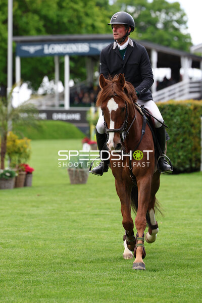 Stephan Dubsky präsentiert Springpferd beim Derby in Hamburg