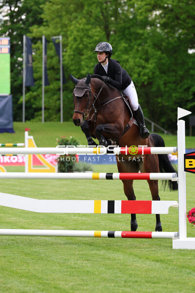 Mia-Charlotte Becker beim Springreiten über Hindernis im Deutsches Derby