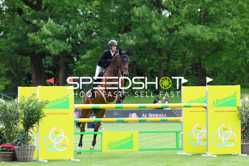 Marvin Jüngel springt beim Deutsches Spring- und Dressur-Derby in Hamburg