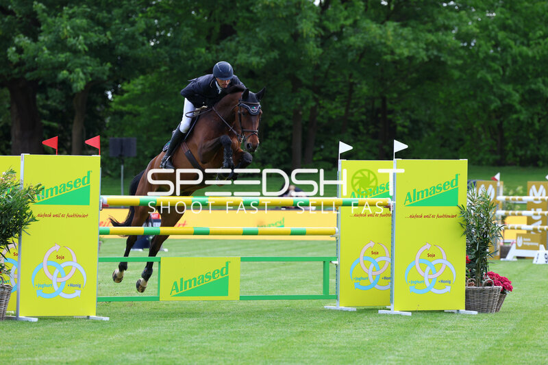 Nisse Lüneburg springt beim Al Shira'aa Deutsches Derby in Hamburg