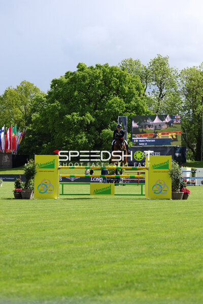 Malin Petersen springt beim Deutsches Spring- und Dressur-Derby in Hamburg