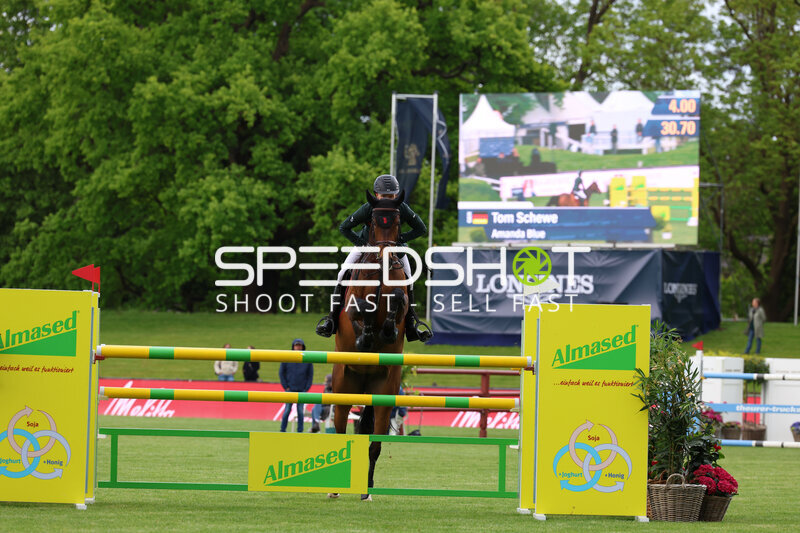 Tom Schewe springt beim Al Shira'aa Deutsches Derby in Hamburg