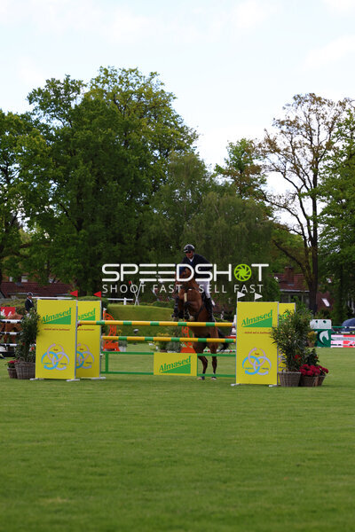 Frederic Tillmann springt beim Deutsches Derby im Derbypark Klein Flottbek