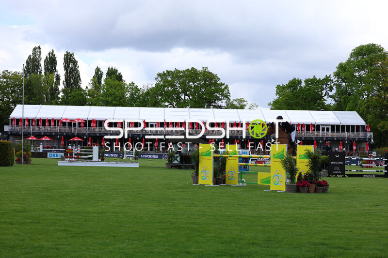Lucas Wenz springt beim Al Shira'aa Deutsches Derby in Hamburg