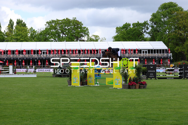 Felix Hassmann beim Springreiten im Derbypark Klein Flottbek