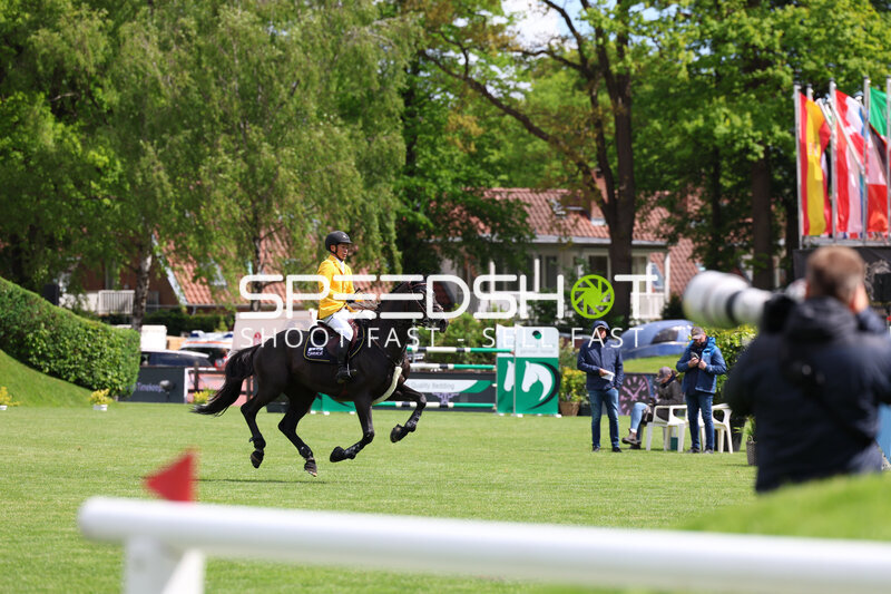 Eiken Sato beim Springreiten im Derbypark Klein Flottbek