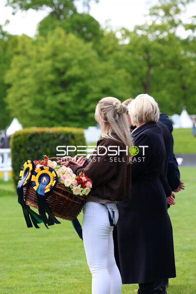 Blumen und Schleifen im Derbypark Klein Flottbek