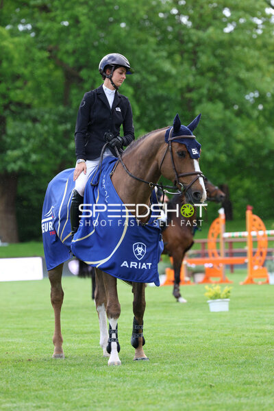 Springreiterin im Parcours beim Deutschen Spring- und Dressur-Derby Hamburg 2026, Kendra Claricia Brinkop
