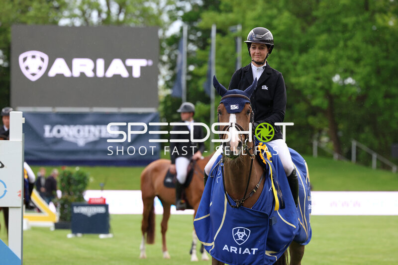 Reiterin mit Pferd im Derbypark, Kendra Claricia Brinkop