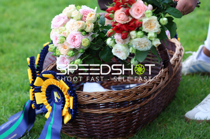 Blumen und Schleifen im Derbypark Klein Flottbek