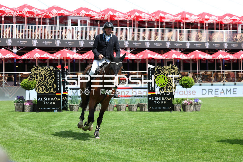 Reiter im Springparcours