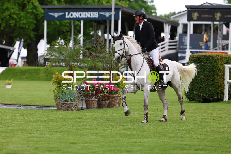 Reiter im Springparcours