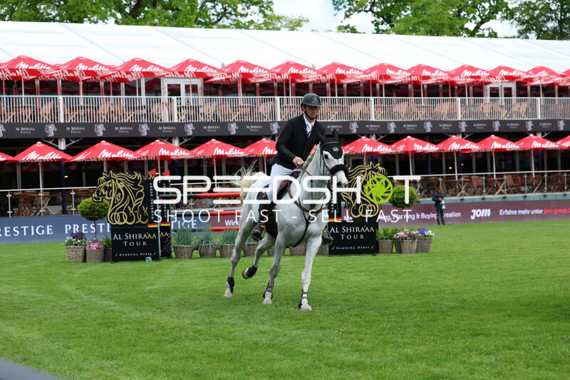 Reiter im Springparcours