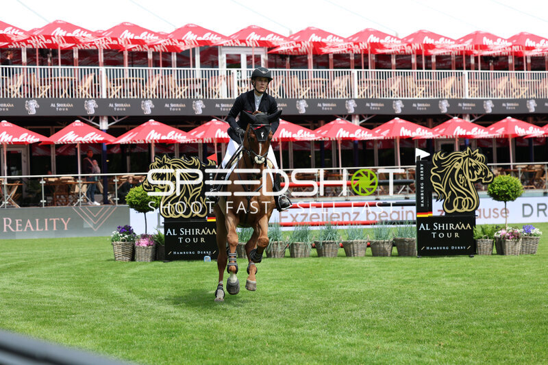 Reiterin im Springparcours