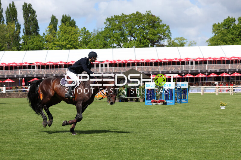 Reiter im Galopp im Derbypark Klein Flottbek