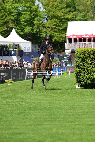Reiter im Galopp im Derbypark