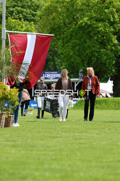 Besucher im Derbypark Klein Flottbek