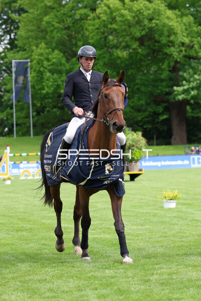 Reiter mit Pferd im Derbypark