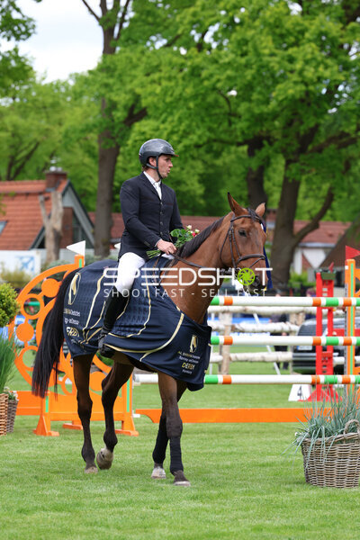 Reiter mit Pferd im Derbypark Klein Flottbek