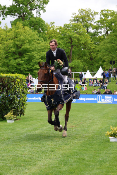 Reiter mit Blumenstrauß im Derbypark