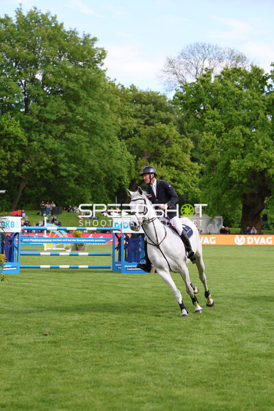 Reiter beim Springreiten im Derbypark Klein Flottbek