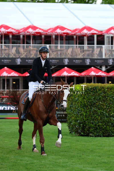 Reiter beim Springreiten im Derbypark