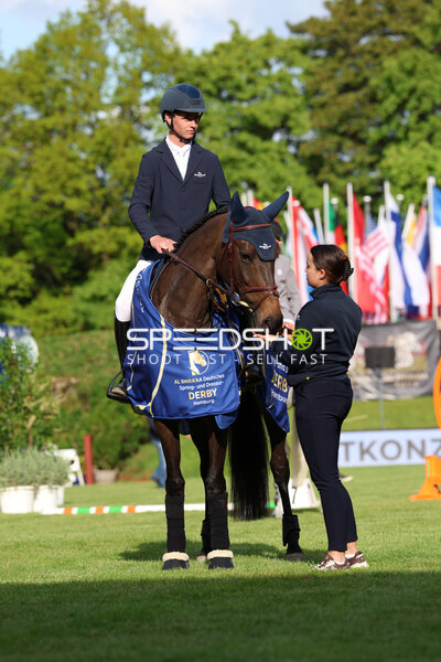 Reiter mit Pferd im Derbypark Klein Flottbek