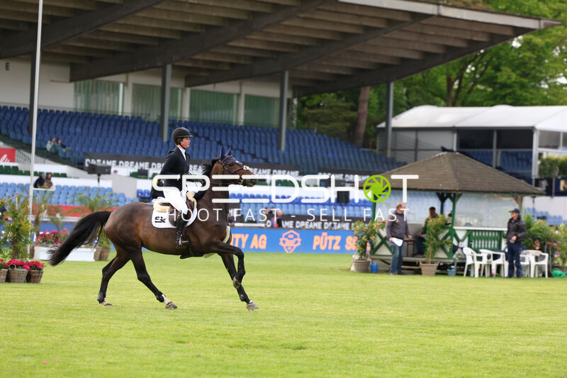 Reiterin im Galopp im Derbypark