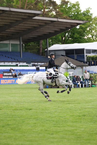 Reiterin im Galopp im Derbypark Klein Flottbek