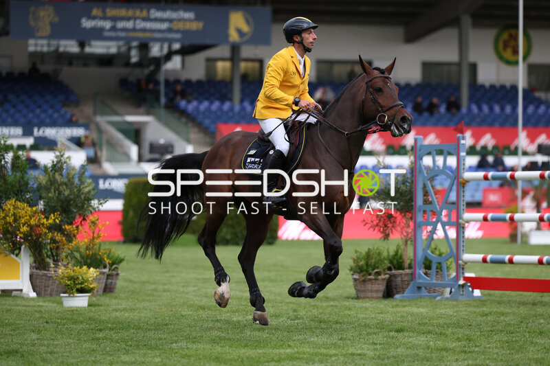 Reiter im Springparcours