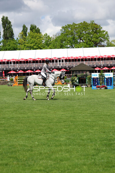 Reiterin im Derbypark Klein Flottbek