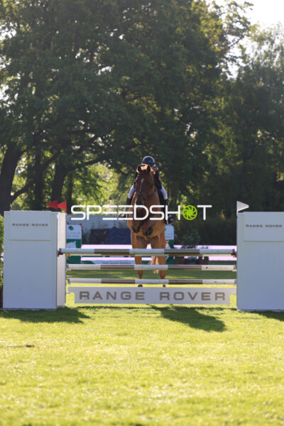 Springreiten beim Al Shira'aa Deutsches Derby in Hamburg – Übersprung eines Range-Rover-Hindernisses