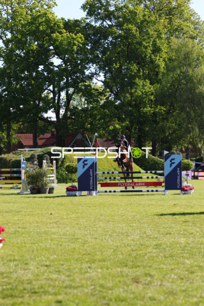 Springreiten beim Deutsches Derby 2026 in Hamburg – Sprung über Hindernis