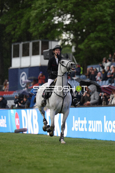 Reiterin im Derbypark Klein Flottbek