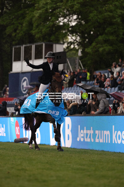 Jubelnde Reiterin im Derbypark