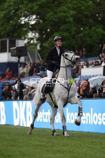 Reiterin mit Pferd im Derbypark Klein Flottbek