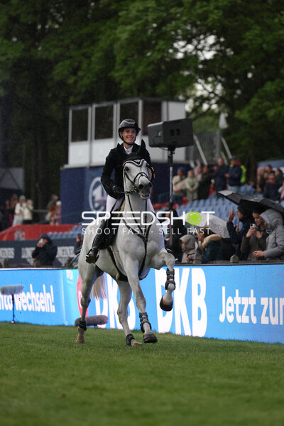 Reiterin im Derbypark Klein Flottbek