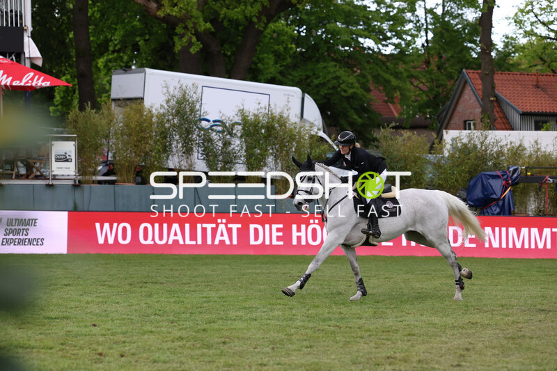 Reiterin im Galopp im Derbypark