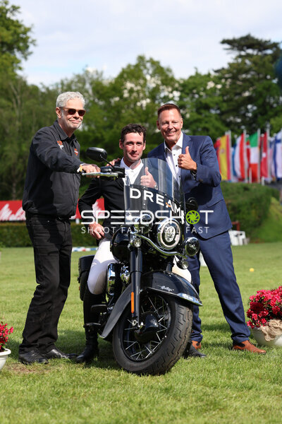 Motorradpose im Derbypark Klein Flottbek