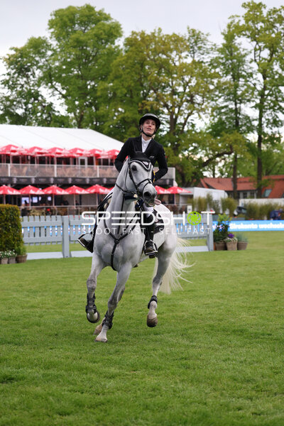 Reiterin im Derbypark Klein Flottbek