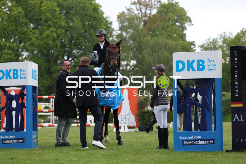 Reiterin mit Pokal im Derbypark