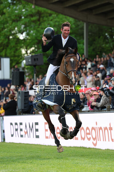 Reiter grüßt im Derbypark