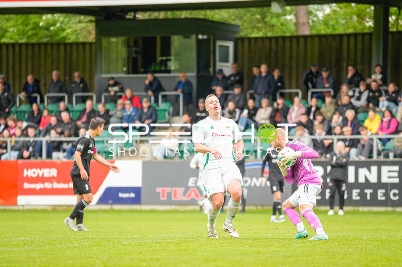 Torwart fängt Ball