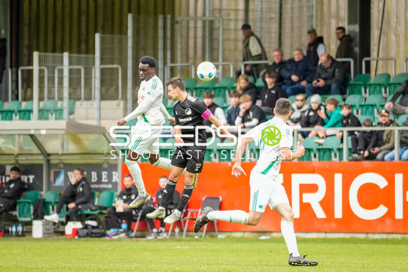 Kopfball-Duell am A-Platz