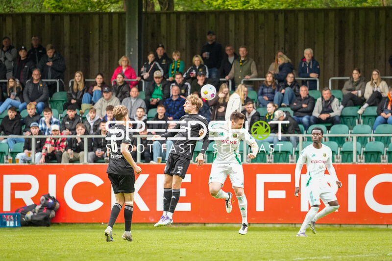 Kopfball-Duell am A-Platz Heeslingen