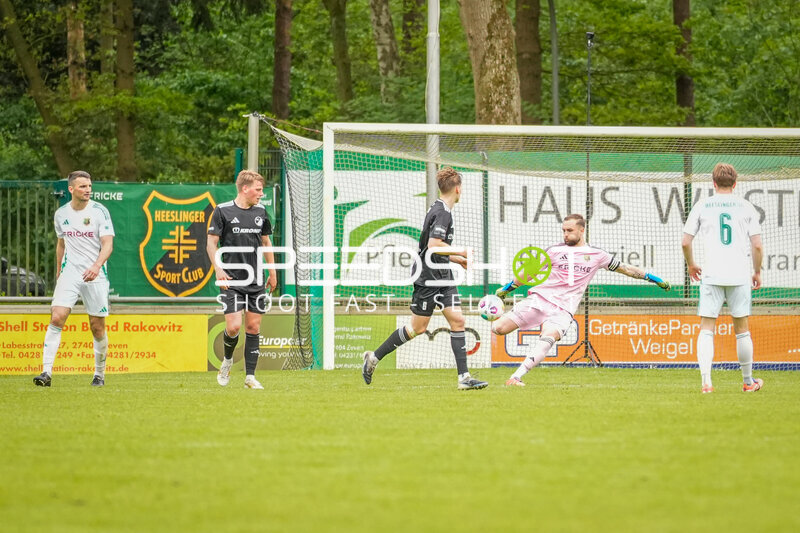 Torwart klärt Ball