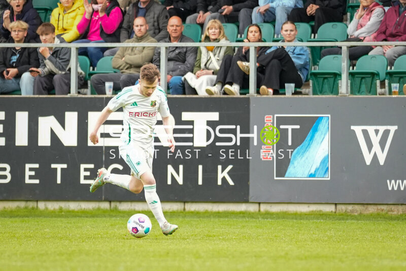 Spieler mit Ball am Fuß