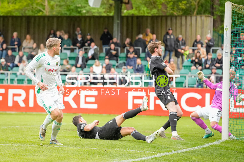 Torwart pariert Schuss