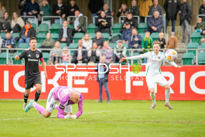 Torwart sichert Ball