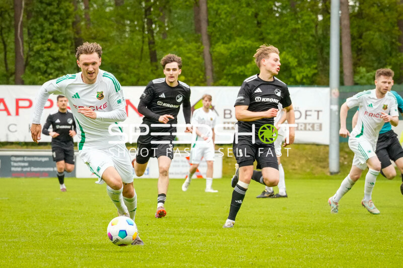 Spieler kämpfen um Ball